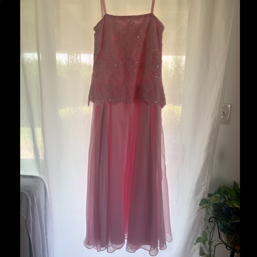 Women’s evening/wedding gown